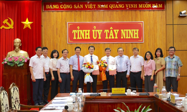 Trao quyết định của Ban Bí thư Trung ương Đảng về công tác cán bộ ở Tây Ninh- Ảnh 1.