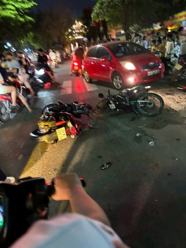 "Xe điên" tông hàng loạt xe máy, 3 người bị thương- Ảnh 1. "Xe điên" tông hàng loạt xe máy, 3 người bị thương- Ảnh 1.