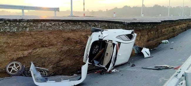 Vụ ô tô và xe máy rơi xuống hố sâu ở Tây Ninh: 6 người bị thương- Ảnh 2. Vụ ô tô và xe máy rơi xuống hố sâu ở Tây Ninh: 6 người bị thương- Ảnh 2.