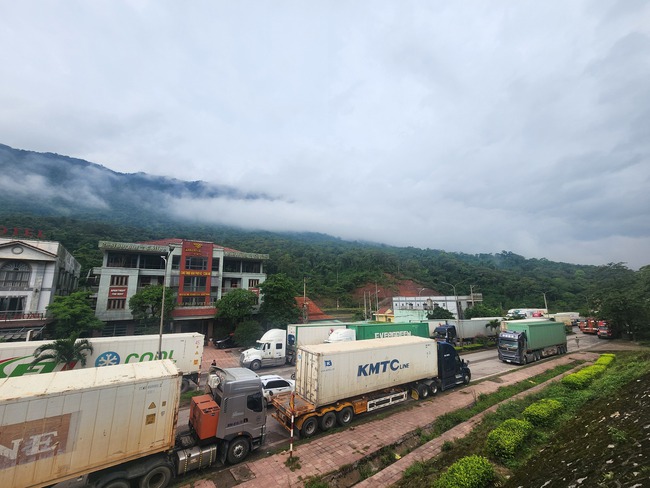 Cửa khẩu Cha Lo "tê liệt" cả ngày, vì sao đến sáng nay mới thông xe?- Ảnh 1. Cửa khẩu Cha Lo "tê liệt" cả ngày, vì sao đến sáng nay mới thông xe?- Ảnh 1.