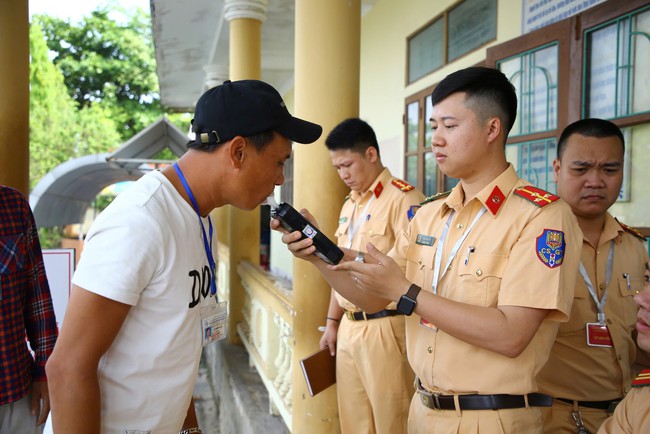 Thí sinh ở Quảng Bình bất ngờ vì phải đo nồng độ cồn trước khi sát hạch lái xe sáng nay 15-5- Ảnh 1. Thí sinh ở Quảng Bình bất ngờ vì phải đo nồng độ cồn trước tỷ lệ bóng đá kèo nhà cái sát hạch lái xe sáng nay 15-5- Ảnh 1.