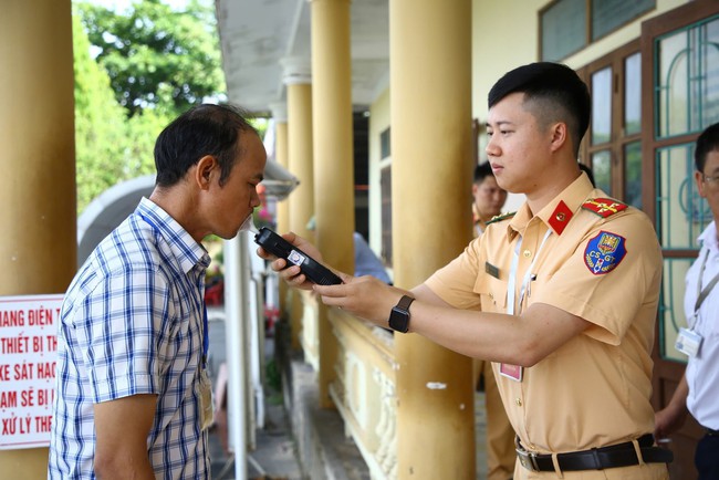 Thí sinh ở Quảng Bình bất ngờ vì phải đo nồng độ cồn trước khi sát hạch lái xe sáng nay 15-5- Ảnh 4. Thí sinh ở Quảng Bình bất ngờ vì phải đo nồng độ cồn trước tỷ lệ bóng đá kèo nhà cái sát hạch lái xe sáng nay 15-5- Ảnh 4.