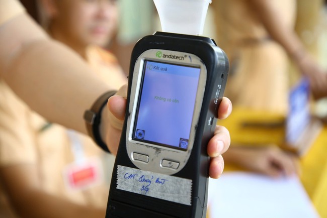 Thí sinh ở Quảng Bình bất ngờ vì phải đo nồng độ cồn trước khi sát hạch lái xe sáng nay 15-5- Ảnh 8. Thí sinh ở Quảng Bình bất ngờ vì phải đo nồng độ cồn trước tỷ lệ bóng đá kèo nhà cái sát hạch lái xe sáng nay 15-5- Ảnh 8.