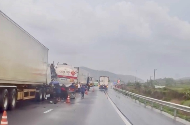 Va chạm liên hoàn 7 ôtô trên tuyến cao tốc Phan Thiết – Dầu Giây- Ảnh 2. Va chạm liên hoàn 7 ôtô trên tuyến cao tốc Phan Thiết – Dầu Giây- Ảnh 2.