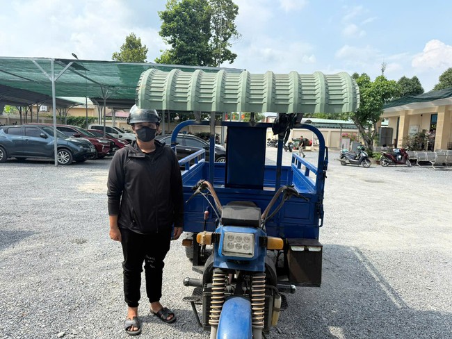 Phạt người lái xe ba gác chạy ngược chiều thách thức tài xế ô tô ở TP HCM- Ảnh 2. Phạt người lái xe ba gác chạy ngược chiều thách thức tài xế ô tô ở TP HCM- Ảnh 2.
