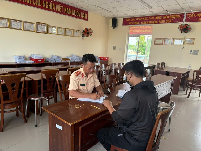 Phạt người lái xe ba gác chạy ngược chiều thách thức tài xế ô tô ở TP HCM- Ảnh 1. Phạt người lái xe ba gác chạy ngược chiều thách thức tài xế ô tô ở TP HCM- Ảnh 1.