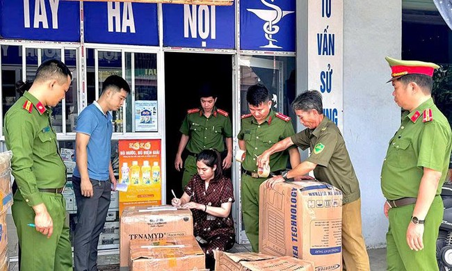 Phát hiện 2 cơ sở kinh doanh thuốc tây không phép, hơn 5.000 sản phẩm nghi vấn- Ảnh 1. Phát hiện 2 cơ sở kinh doanh thuốc tây không phép, hơn 5.000 sản phẩm nghi vấn- Ảnh 1.