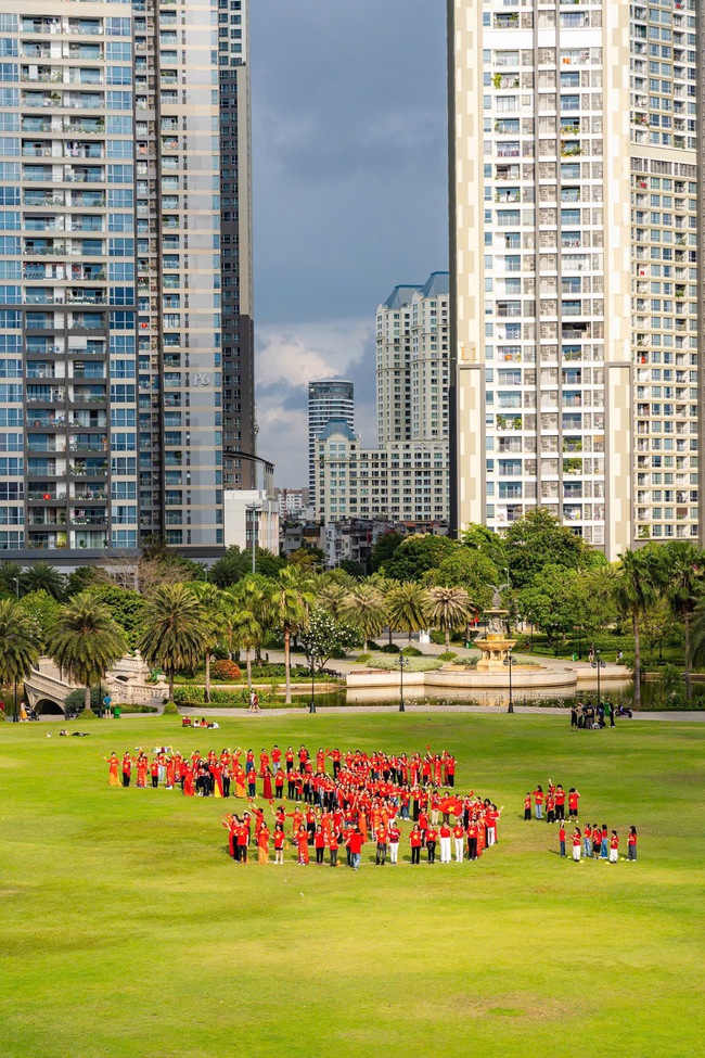 Hồ Quang Mẫn và cư dân Vinhomes Tân Cảng xếp hình cờ Tổ quốc, chào cờ tại Landmark 81- Ảnh 1. Hồ Quang Mẫn và cư dân Vinhomes Tân Cảng xếp hình cờ Tổ quốc, chào cờ tại Landmark 81- Ảnh 1.