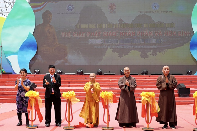 Khai mạc triển lãm và trao giải cuộc thi ảnh “Tuệ giác phật giáo: Nhân phẩm và hòa bình”- Ảnh 1. Khai mạc triển lãm và trao giải cuộc thi ảnh “Tuệ giác phật giáo: Nhân phẩm và hòa bình”- Ảnh 1.