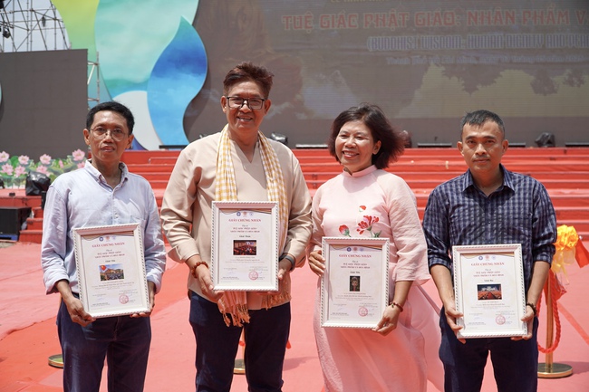 Khai mạc triển lãm và trao giải cuộc thi ảnh “Tuệ giác phật giáo: Nhân phẩm và hòa bình”- Ảnh 2. Khai mạc triển lãm và trao giải cuộc thi ảnh “Tuệ giác phật giáo: Nhân phẩm và hòa bình”- Ảnh 2.