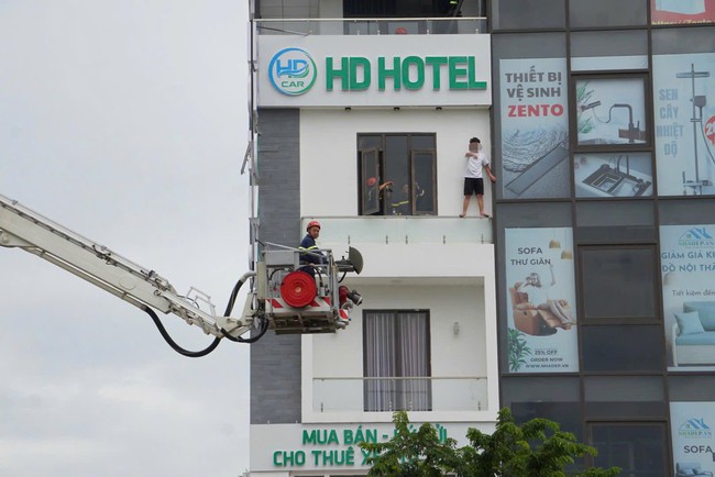 Hành động lạ của nam thanh niên trên lan can tầng 4 nhà nghỉ- Ảnh 1. Hành động lạ của nam thanh niên trên lan can tầng 4 nhà nghỉ- Ảnh 1.