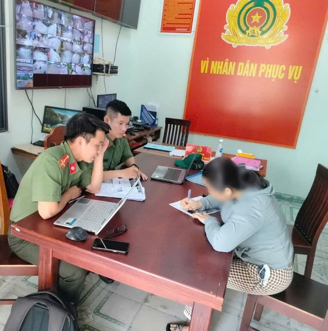 Bất ngờ với “màn” livestream "bắt cóc cho quà bỏ thuốc mê" ở Đà Nẵng- Ảnh 1. Bất ngờ với “màn” livestream "bắt cóc cho quà bỏ thuốc mê" ở Đà Nẵng- Ảnh 1.