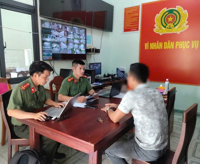 Bất ngờ với “màn” livestream "bắt cóc cho quà bỏ thuốc mê" ở Đà Nẵng- Ảnh 2. Bất ngờ với “màn” livestream "bắt cóc cho quà bỏ thuốc mê" ở Đà Nẵng- Ảnh 2.