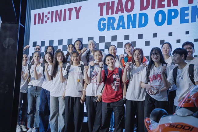 Tuyển bóng rổ nữ Việt Nam háo hức trải nghiệm đường đua Go-Kart điện đa tầng trong nhà đầu tiên- Ảnh 1. Tuyển bóng rổ nữ Việt Nam háo hức trải nghiệm đường đua Go-Kart điện đa tầng trong nhà đầu tiên- Ảnh 1.