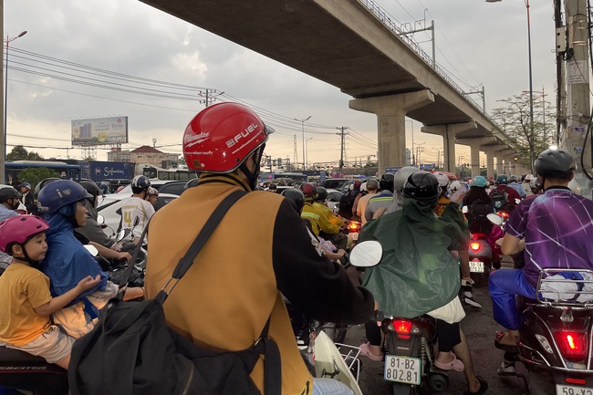 Clip: Kẹt xe nghiêm trọng trên đường Nguyễn Văn Bá, TP Thủ Đức- Ảnh 3. Clip: Kẹt xe nghiêm trọng trên đường Nguyễn Văn Bá, TP Thủ Đức- Ảnh 3.