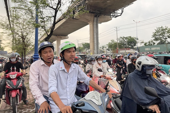 Clip: Kẹt xe nghiêm trọng trên đường Nguyễn Văn Bá, TP Thủ Đức- Ảnh 2. Clip: Kẹt xe nghiêm trọng trên đường Nguyễn Văn Bá, TP Thủ Đức- Ảnh 2.