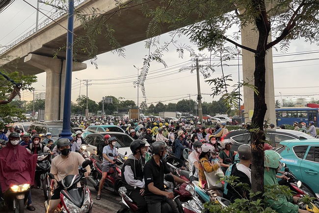 Clip: Kẹt xe nghiêm trọng trên đường Nguyễn Văn Bá, TP Thủ Đức- Ảnh 5. Clip: Kẹt xe nghiêm trọng trên đường Nguyễn Văn Bá, TP Thủ Đức- Ảnh 5.