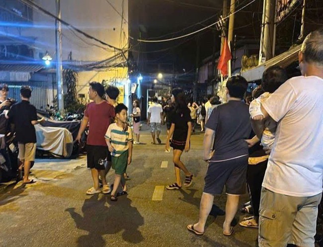 TP HCM: Cháy chung cư Viễn Đông, 2 người nhập viện cấp cứu- Ảnh 1. TP HCM: Cháy chung cư Viễn Đông, 2 người nhập viện cấp cứu- Ảnh 1.