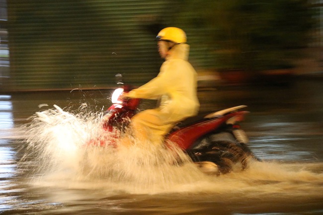TP HCM tiếp tục mưa lớn, ngập nhiều nơi- Ảnh 3.