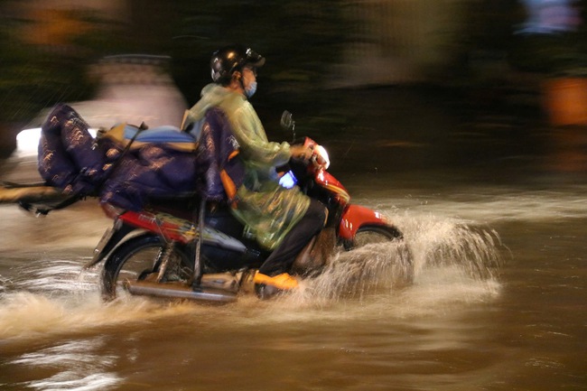 TP HCM tiếp tục mưa lớn, ngập nhiều nơi- Ảnh 5.