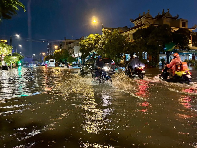 TP HCM tiếp tục mưa lớn, ngập nhiều nơi- Ảnh 7.