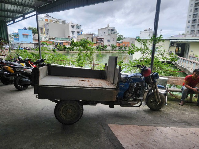 Truy ra người đàn ông ngang nhiên chạy xe ba gác ngược chiều ở TP HCM- Ảnh 2. Truy ra người đàn ông ngang nhiên chạy xe ba gác ngược chiều ở TP HCM- Ảnh 2.
