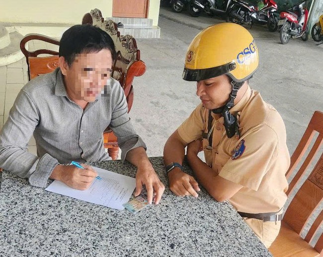 Truy ra người đàn ông ngang nhiên chạy xe ba gác ngược chiều ở TP HCM- Ảnh 1. Truy ra người đàn ông ngang nhiên chạy xe ba gác ngược chiều ở TP HCM- Ảnh 1.