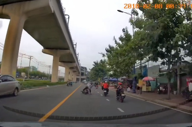 Lại thêm clip đạp ngã xe máy người đi đường ở Thủ Đức- Ảnh 1. Lại thêm clip đạp ngã xe máy người đi đường ở Thủ Đức- Ảnh 1.