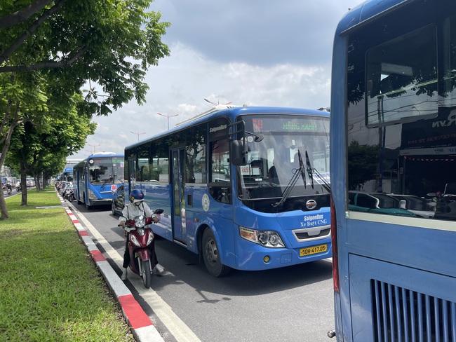 Trưa 14-6, xảy ra ùn ứ giao thông nghiêm trọng ở TP Thủ Đức- Ảnh 5. Trưa 14-6, xảy ra ùn ứ giao thông nghiêm trọng ở TP Thủ Đức- Ảnh 5.
