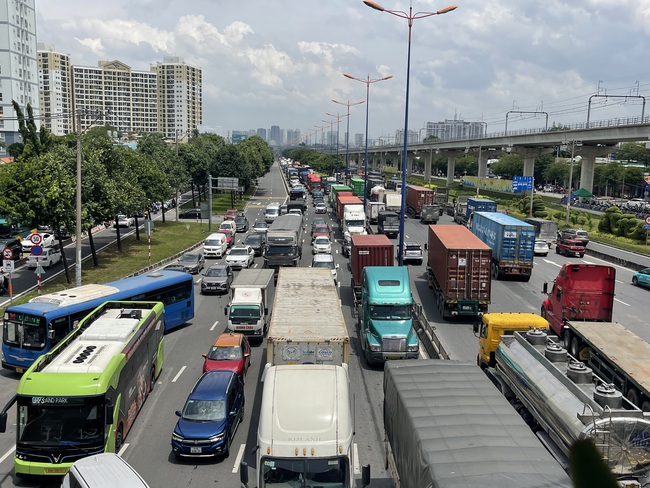 Trưa 14-6, xảy ra ùn ứ giao thông nghiêm trọng ở TP Thủ Đức- Ảnh 6. Trưa 14-6, xảy ra ùn ứ giao thông nghiêm trọng ở TP Thủ Đức- Ảnh 6.