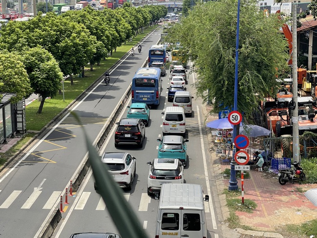 Trưa 14-6, xảy ra ùn ứ giao thông nghiêm trọng ở TP Thủ Đức- Ảnh 2. Trưa 14-6, xảy ra ùn ứ giao thông nghiêm trọng ở TP Thủ Đức- Ảnh 2.
