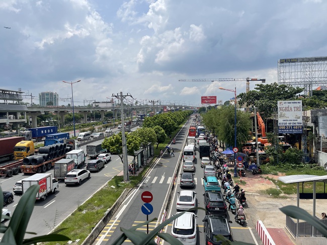 Trưa 14-6, xảy ra ùn ứ giao thông nghiêm trọng ở TP Thủ Đức- Ảnh 4. Trưa 14-6, xảy ra ùn ứ giao thông nghiêm trọng ở TP Thủ Đức- Ảnh 4.