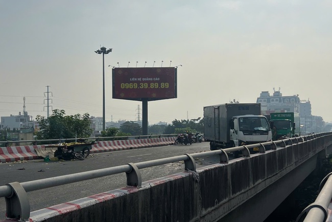 Tai nạn nghiêm trọng trên cầu Bình Lợi, TP Thủ Đức- Ảnh 1. Tai nạn nghiêm trọng trên cầu Bình Lợi, TP Thủ Đức- Ảnh 1.