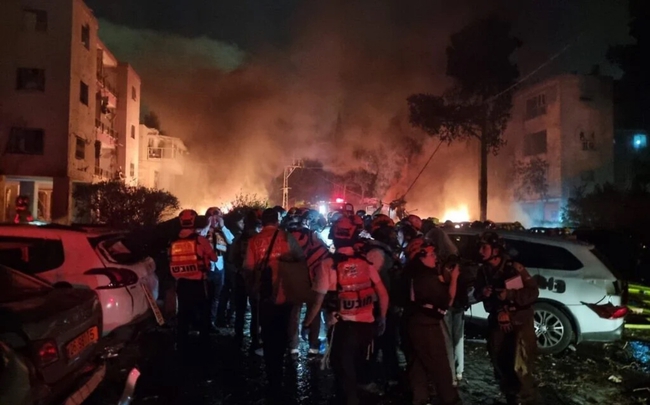 Iran từ chối đàm phán, Israel tiếp tục không kích mạnh- Ảnh 1. Các toà nhà bốc cháy sau cuộc không kích bằng tên lửa của Iran vào TP Haifa hôm 15-6. Ảnh: Times of Israel