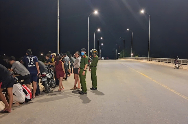 Quảng Bình: Nghi một thanh niên nhảy cầu Xuân Sơn, lực lượng chức năng đang tìm kiếm- Ảnh 1. Quảng Bình: Nghi một thanh niên nhảy cầu Xuân Sơn, lực lượng chức năng đang tìm kiếm- Ảnh 1.