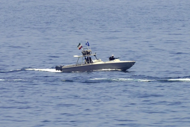 Đóng cửa eo biển Hormuz là "hành động tự sát" của Iran? - Ảnh 1.