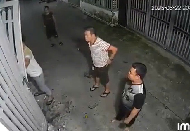 Pháp lý vụ phá cửa nhà hàng xóm do bị nhắc nhở hát karaoke- Ảnh 1. Pháp lý vụ phá cửa nhà hàng xóm do bị nhắc nhở hát karaoke- Ảnh 1.