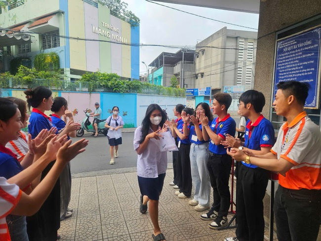 Kỳ thi THPT 2025: Thí sinh bắt đầu thi ngữ văn, đón xem gợi ý giải đề- Ảnh 20. Kỳ thi THPT 2025: Thí sinh bắt đầu thi ngữ văn, đón xem gợi ý giải đề - Ảnh 25.