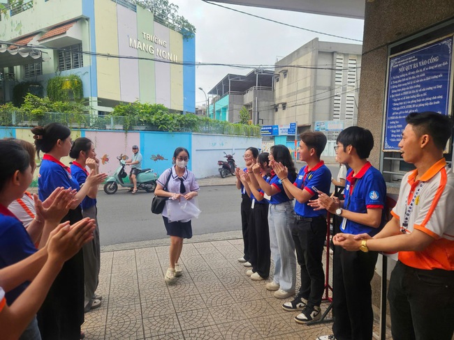 Kỳ thi THPT 2025: Thí sinh bắt đầu thi ngữ văn, đón xem gợi ý giải đề- Ảnh 19. Kỳ thi THPT 2025: Thí sinh bắt đầu thi ngữ văn, đón xem gợi ý giải đề - Ảnh 24.