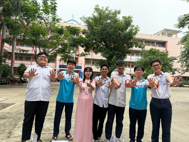Kỳ thi THPT 2025: Thí sinh bắt đầu thi ngữ văn, đón xem gợi ý giải đề- Ảnh 23. Kỳ thi THPT 2025: Thí sinh bắt đầu thi ngữ văn, đón xem gợi ý giải đề - Ảnh 28.
