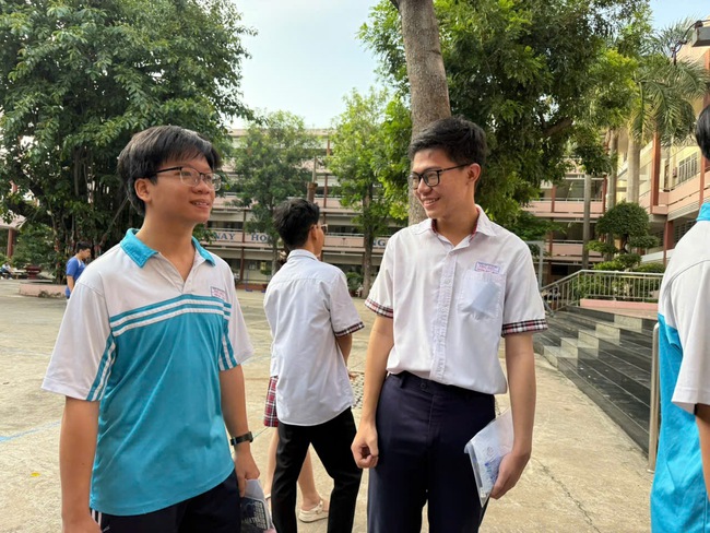 Kỳ thi THPT 2025: Thí sinh bắt đầu thi ngữ văn, đón xem gợi ý giải đề- Ảnh 22. Kỳ thi THPT 2025: Thí sinh bắt đầu thi ngữ văn, đón xem gợi ý giải đề - Ảnh 27.