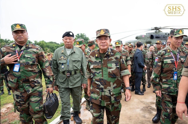 Ông Hun Sen đến biên giới với Thái Lan- Ảnh 2. Ông Hun Sen đến biên giới với Thái Lan- Ảnh 2.