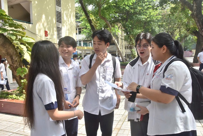 Đề thi văn tốt nghiệp THPT 2025: Từ “Những vùng trời khác nhau” đến thay đổi lớn lao của đất nước- Ảnh 9. Đề thi văn tốt nghiệp THPT 2025: Từ “Những vùng trời khác nhau” đến thay đổi lớn lao của đất nước- Ảnh 9.