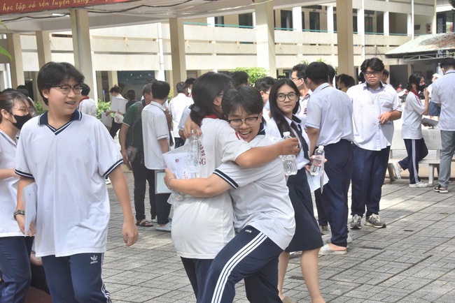 Đề thi văn tốt nghiệp THPT 2025: Từ “Những vùng trời khác nhau” đến thay đổi lớn lao của đất nước- Ảnh 8. Đề thi văn tốt nghiệp THPT 2025: Từ “Những vùng trời khác nhau” đến thay đổi lớn lao của đất nước- Ảnh 8.