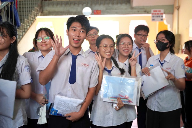 Đề thi văn tốt nghiệp THPT 2025: Từ “Những vùng trời khác nhau” đến thay đổi lớn lao của đất nước- Ảnh 10. Đề thi văn tốt nghiệp THPT 2025: Từ “Những vùng trời khác nhau” đến thay đổi lớn lao của đất nước- Ảnh 10.