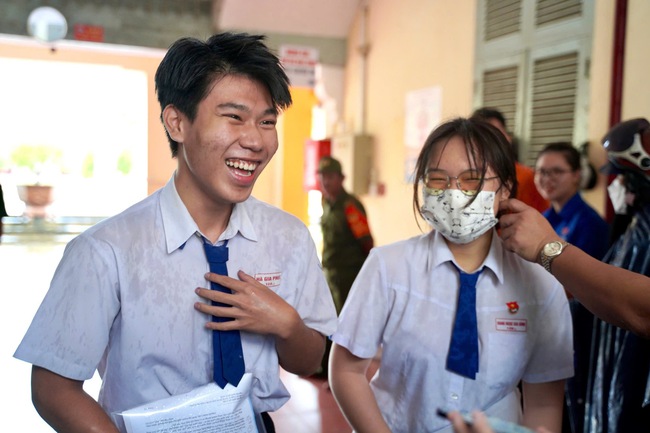 Đề thi văn tốt nghiệp THPT 2025: Từ “Những vùng trời khác nhau” đến thay đổi lớn lao của đất nước- Ảnh 11. Đề thi văn tốt nghiệp THPT 2025: Từ “Những vùng trời khác nhau” đến thay đổi lớn lao của đất nước- Ảnh 11.