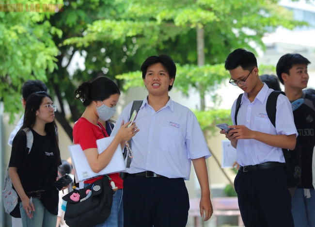Đề thi văn tốt nghiệp THPT 2025: Từ “Những vùng trời khác nhau” đến thay đổi lớn lao của đất nước- Ảnh 12. Đề thi văn tốt nghiệp THPT 2025: Từ “Những vùng trời khác nhau” đến thay đổi lớn lao của đất nước- Ảnh 12.