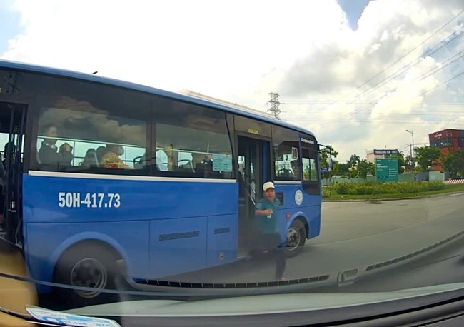 Bị phản ánh tạt đầu ô tô, tài xế xe buýt ở TP HCM bị đình chỉ- Ảnh 1. Bị phản ánh tạt đầu ô tô, tài xế xe buýt ở TP HCM bị đình chỉ- Ảnh 1.
