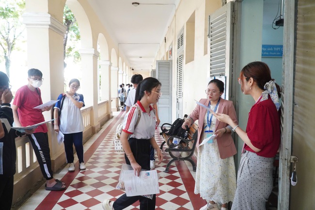 Thí sinh làm thủ tục dự thi lớp 10, đón xem giải đề thi- Ảnh 6. Thí sinh làm thủ tục dự thi lớp 10, đón xem giải đề thi- Ảnh 6.
