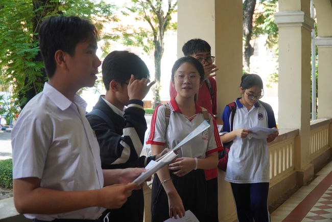 Thí sinh làm thủ tục dự thi lớp 10, đón xem giải đề thi- Ảnh 5. Thí sinh làm thủ tục dự thi lớp 10, đón xem giải đề thi- Ảnh 5.